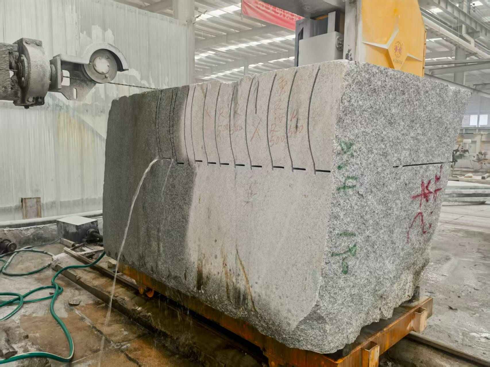 龙岩 602，大花芙蓉白，绳锯加工弧形路沿石