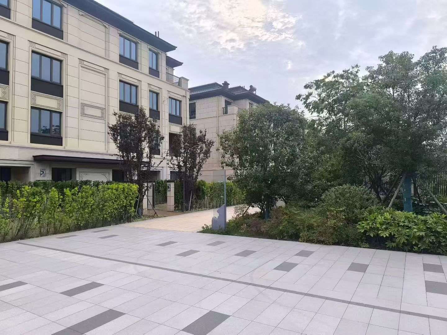 龙岩 芝麻白与芝麻白搭配铺装，尺寸1200*600