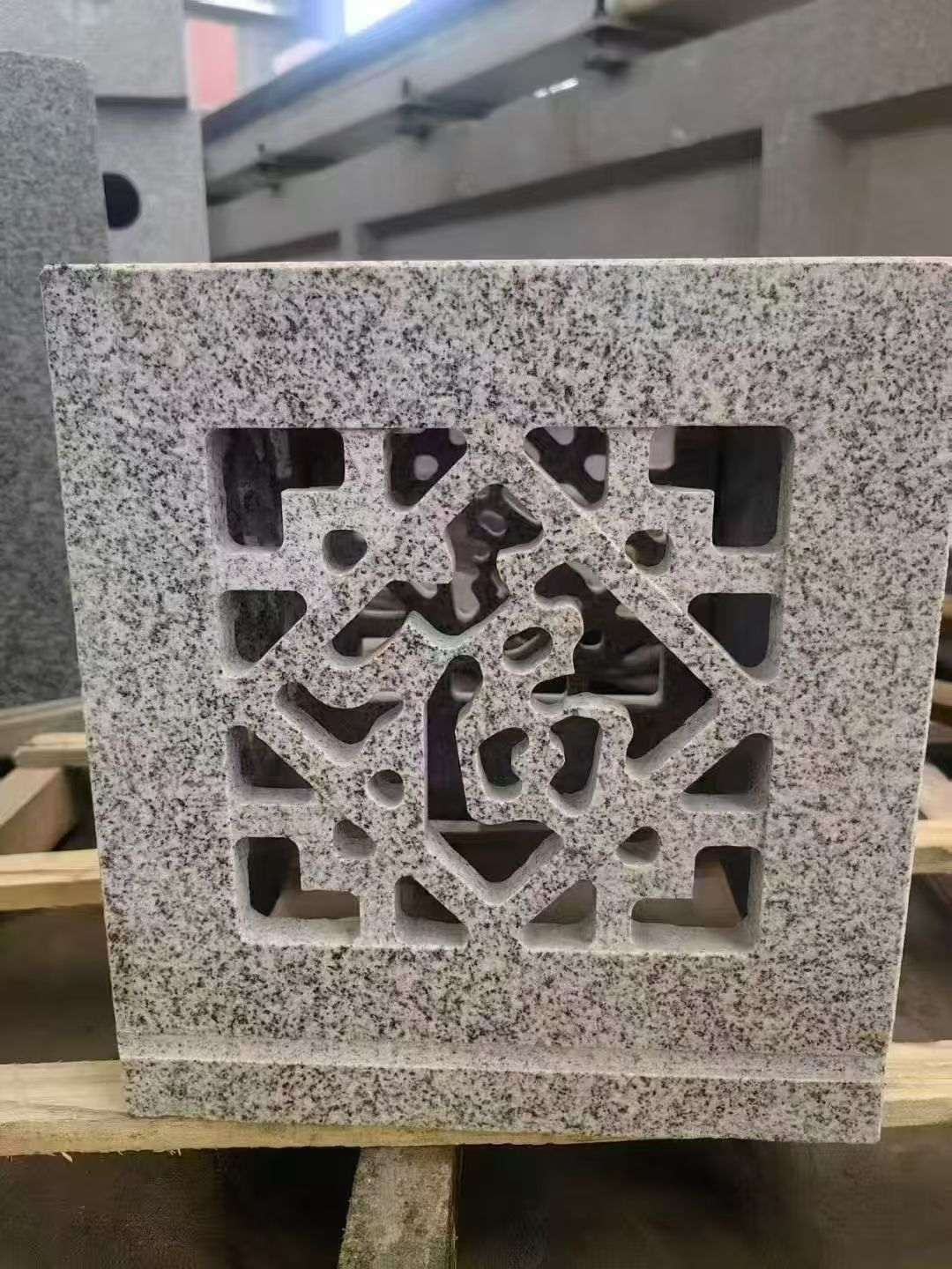 龙岩 芝麻白花岗岩镂空雕花灯笼